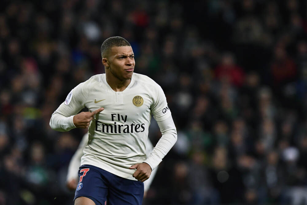 机器人长耳朵了？网友吵翻！何小鹏回应机器人里藏真人